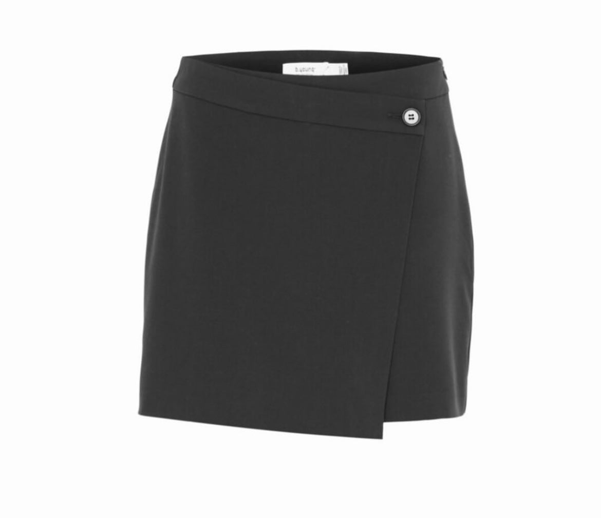 B young Black Skort